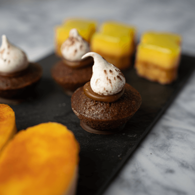 61844910-meringue-caramel-chocolat-2.png