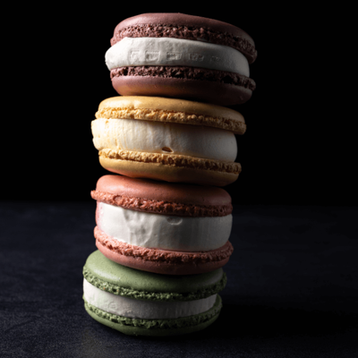 66874106-monodesserts-ijs-ijsmacaron-pistache-detail-2.png